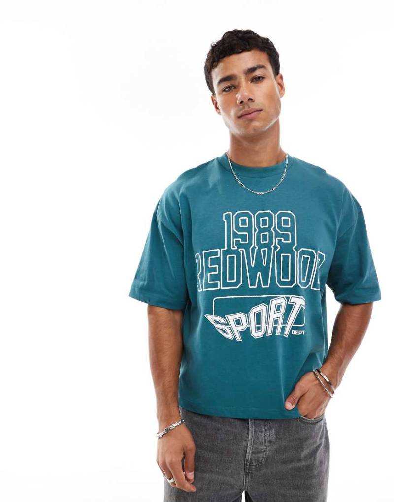 ASOS DESIGN - Kastiges Oversize-T-Shirt in Grün mit Sport-Grafikprint von ASOS DESIGN