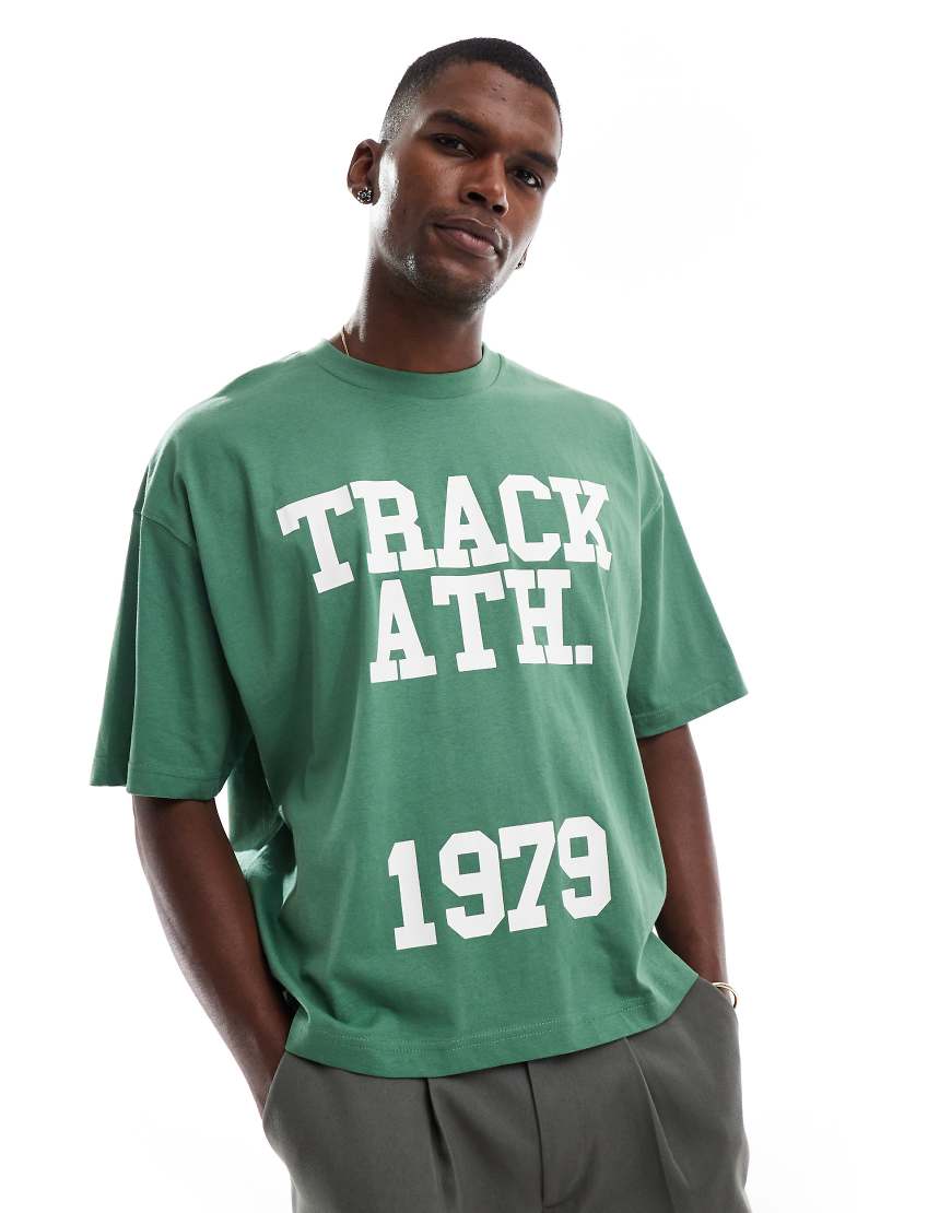 ASOS DESIGN - Kastiges Oversize-T-Shirt in Grün mit Sport-Grafikprint ASOS DESIGN - Kastiges Oversize-T-Shirt in Grün mit Sport-Grafikprint von ASOS DESIGN