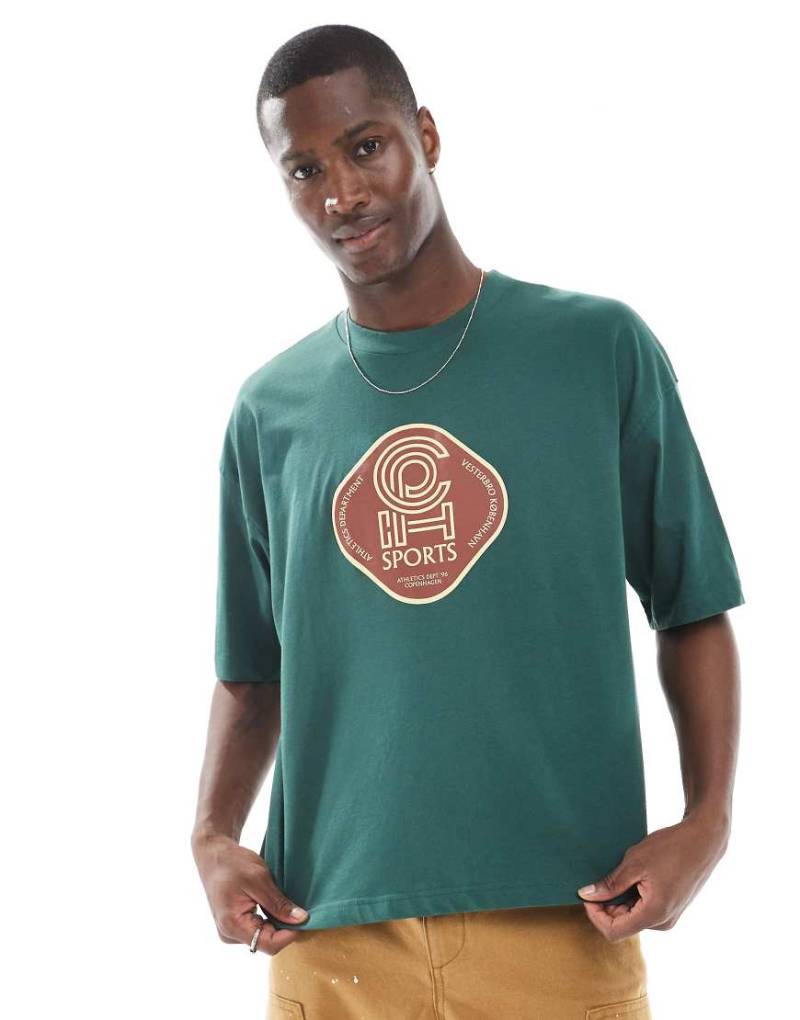 ASOS DESIGN - Kastiges Oversize-T-Shirt in Grün mit Sport-Grafikprint von ASOS DESIGN