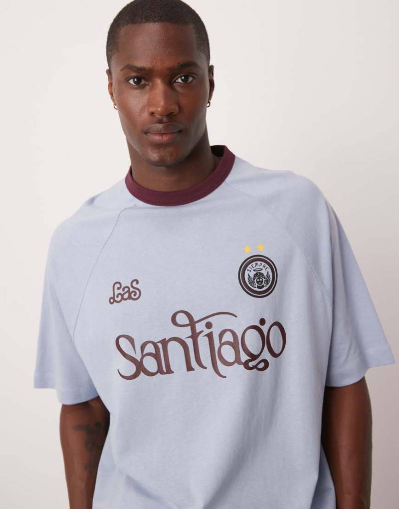 ASOS DESIGN - Kastiges Oversize-T-Shirt in Hellblau mit City-Rückenprint von ASOS DESIGN