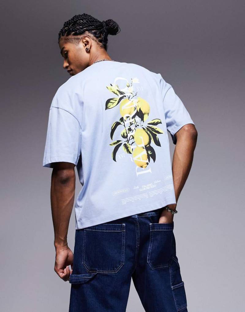 ASOS DESIGN - Kastiges Oversize-T-Shirt in Hellblau mit Zitronen-Rückenprint von ASOS DESIGN