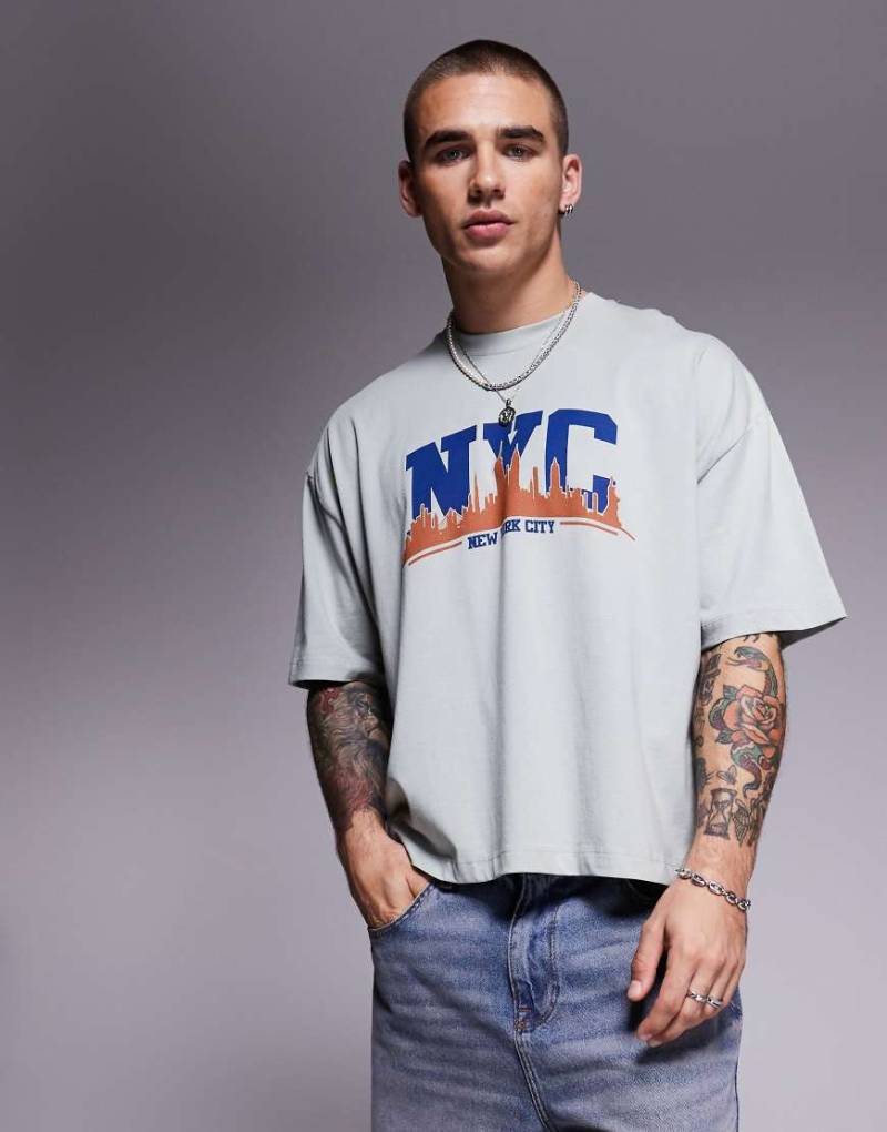 ASOS DESIGN - Kastiges Oversize-T-Shirt in Hellgrau mit City-Print vorne von ASOS DESIGN