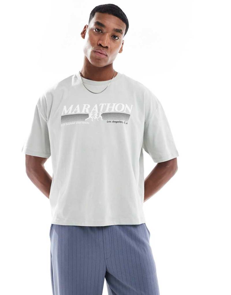 ASOS DESIGN - Kastiges Oversize-T-Shirt in Hellgrau mit Sport-Schriftzugprint auf der Brust-Grün von ASOS DESIGN