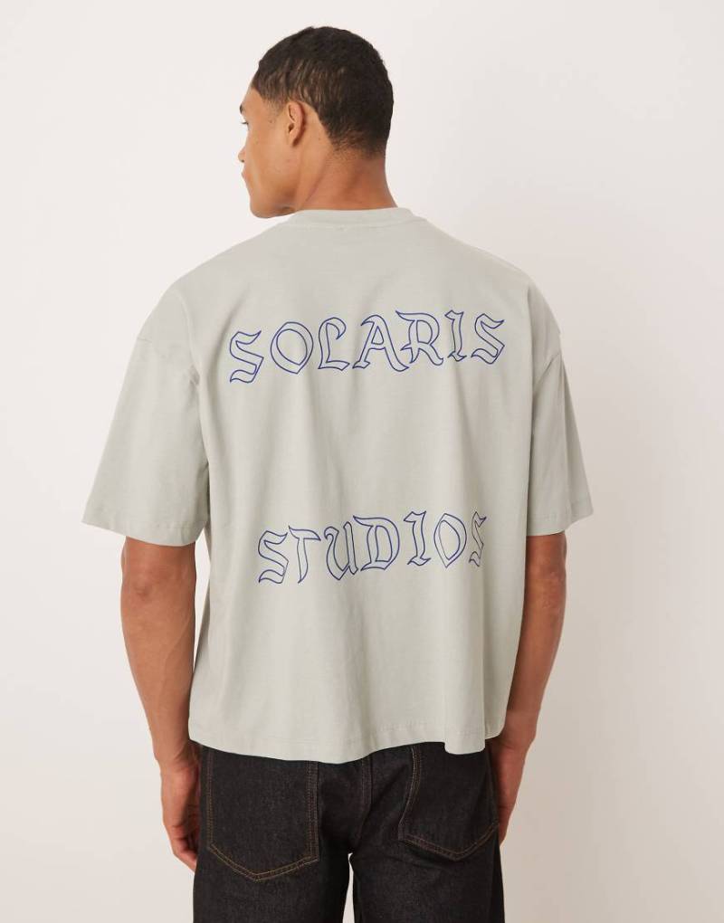 ASOS DESIGN - Kastiges Oversize-T-Shirt in Hellgrau mit Textgrafik auf der Vorder- und Rückseite von ASOS DESIGN