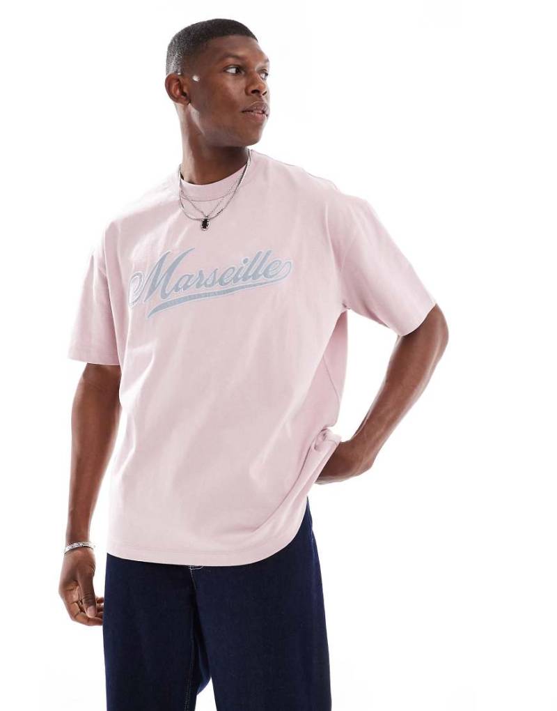 ASOS DESIGN - Kastiges Oversize-T-Shirt in Hellrosa mit City-Textapplikation vorn-Lila von ASOS DESIGN