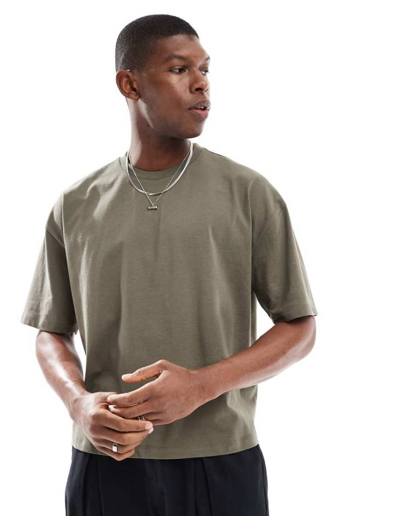 ASOS DESIGN - Kastiges Oversize-T-Shirt in Khaki-Grün von ASOS DESIGN