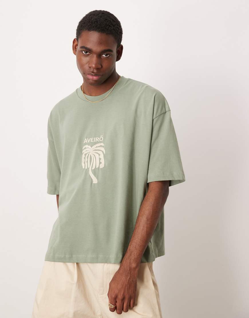 ASOS DESIGN - Kastiges Oversize-T-Shirt in Khaki mit Brust-Stickerei-Grün von ASOS DESIGN