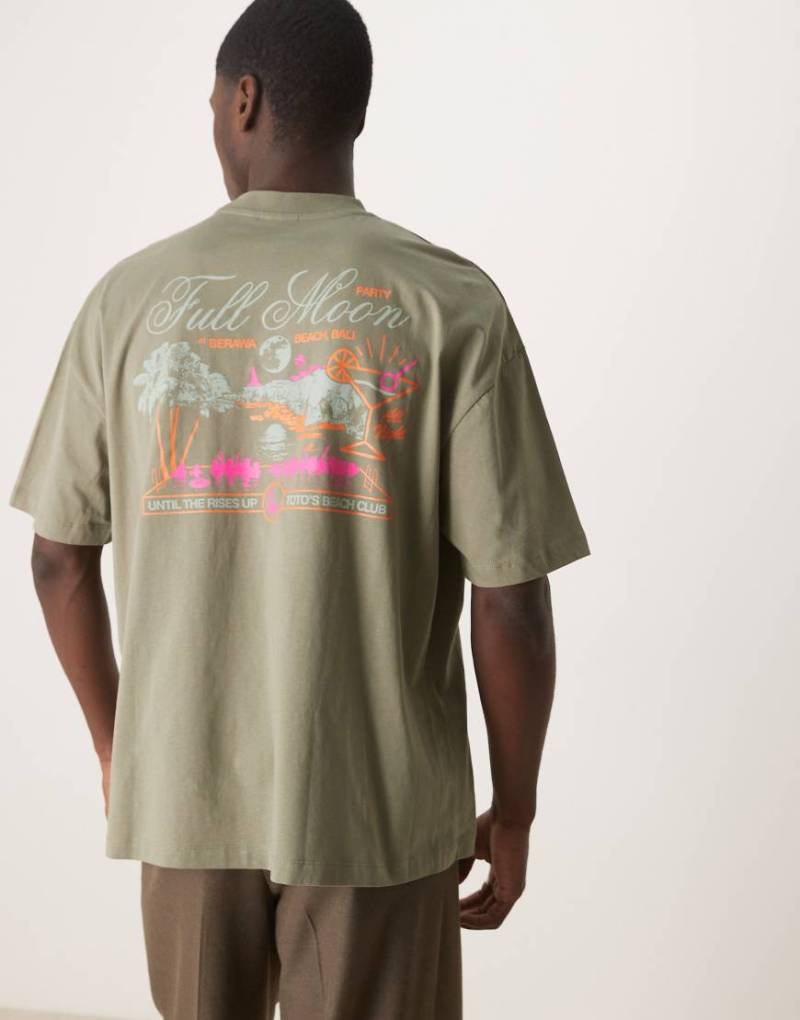 ASOS DESIGN - Kastiges Oversize-T-Shirt in Khaki mit Rückenprint-Grün von ASOS DESIGN