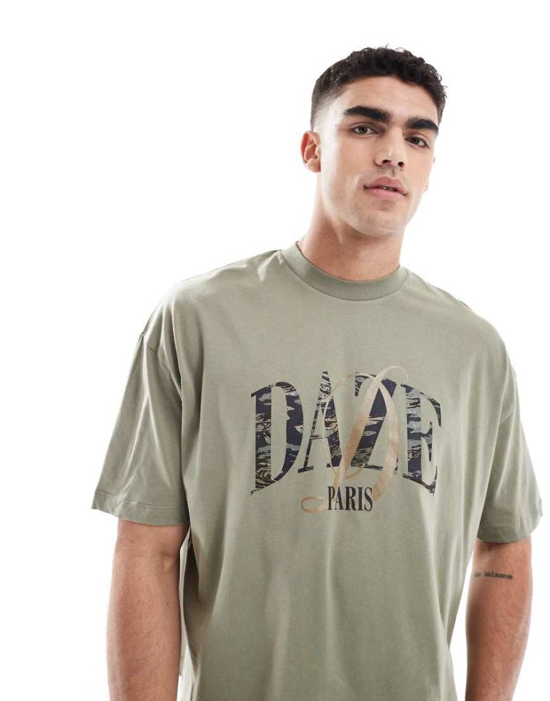 ASOS DESIGN - Kastiges Oversize-T-Shirt in Khaki mit Textgrafik-Grün von ASOS DESIGN