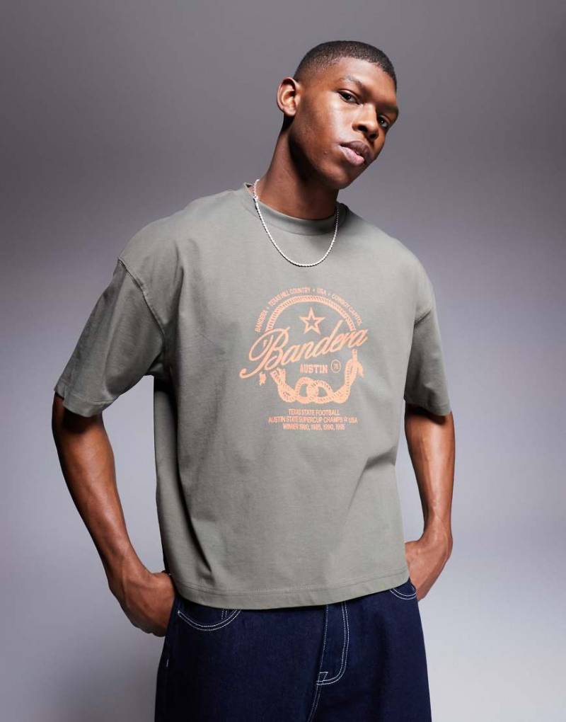 ASOS DESIGN - Kastiges Oversize-T-Shirt in Khaki mit Western-Grafikprint-Grün von ASOS DESIGN