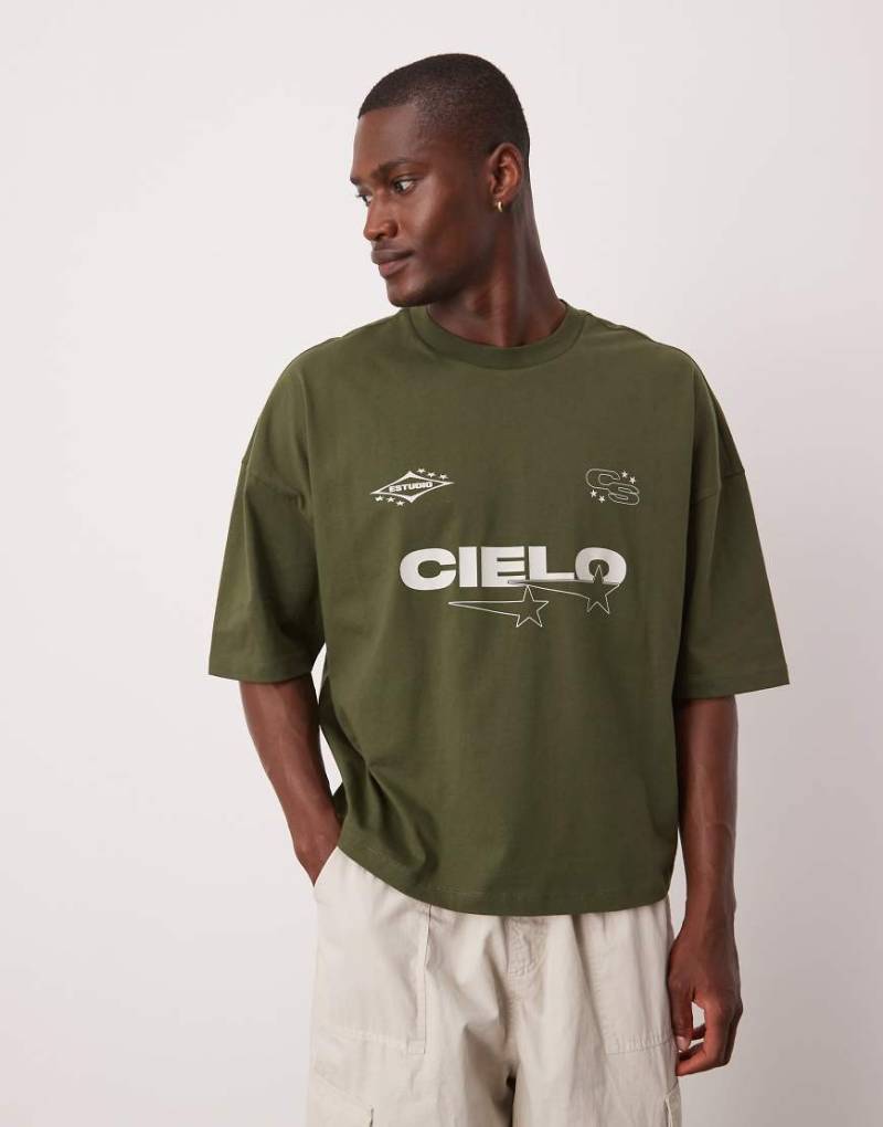 ASOS DESIGN - Kastiges Oversize-T-Shirt in Khaki mit überschnittenen Schultern und Printdetail-Grün von ASOS DESIGN