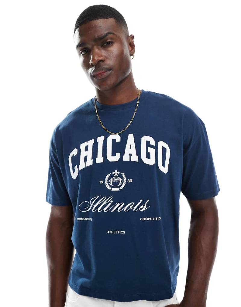 ASOS DESIGN - Kastiges Oversize-T-Shirt in Marineblau mit City-Print von ASOS DESIGN