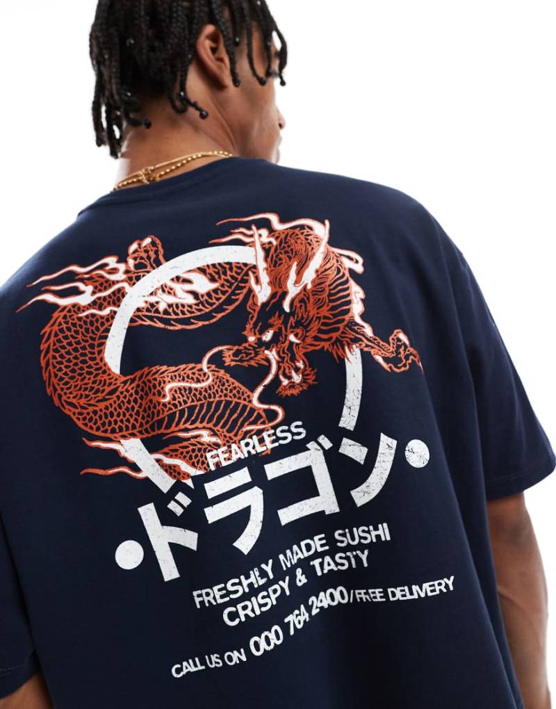 ASOS DESIGN - Kastiges Oversize-T-Shirt in Marineblau mit Print von ASOS DESIGN