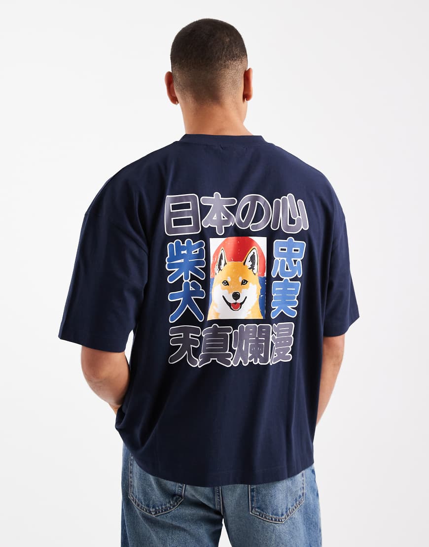 ASOS DESIGN - Kastiges Oversize-T-Shirt in Marineblau mit Shiba-Inu-Grafikmotiv von ASOS DESIGN