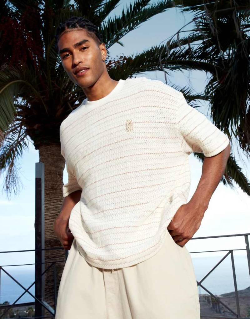 ASOS DESIGN - Kastiges Oversize-T-Shirt in Neutral mit Brust-Stickerei und strukturierten Streifen-Bunt von ASOS DESIGN