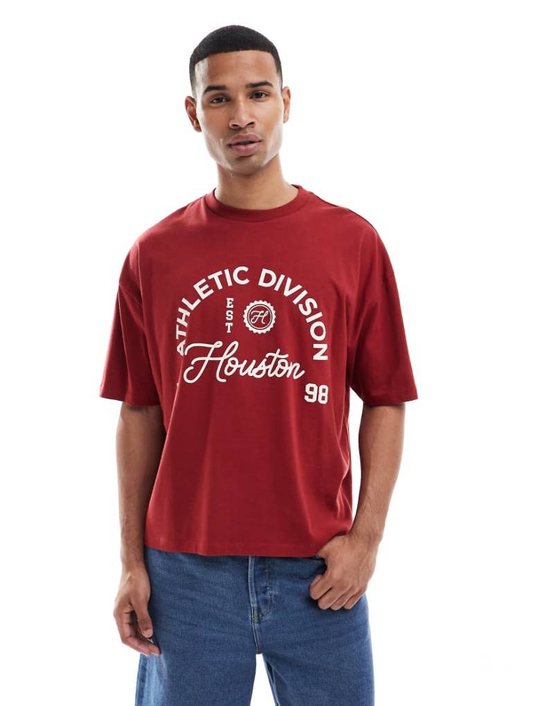 ASOS DESIGN - Kastiges Oversize-T-Shirt in Rot mit Sport-Grafikprint von ASOS DESIGN