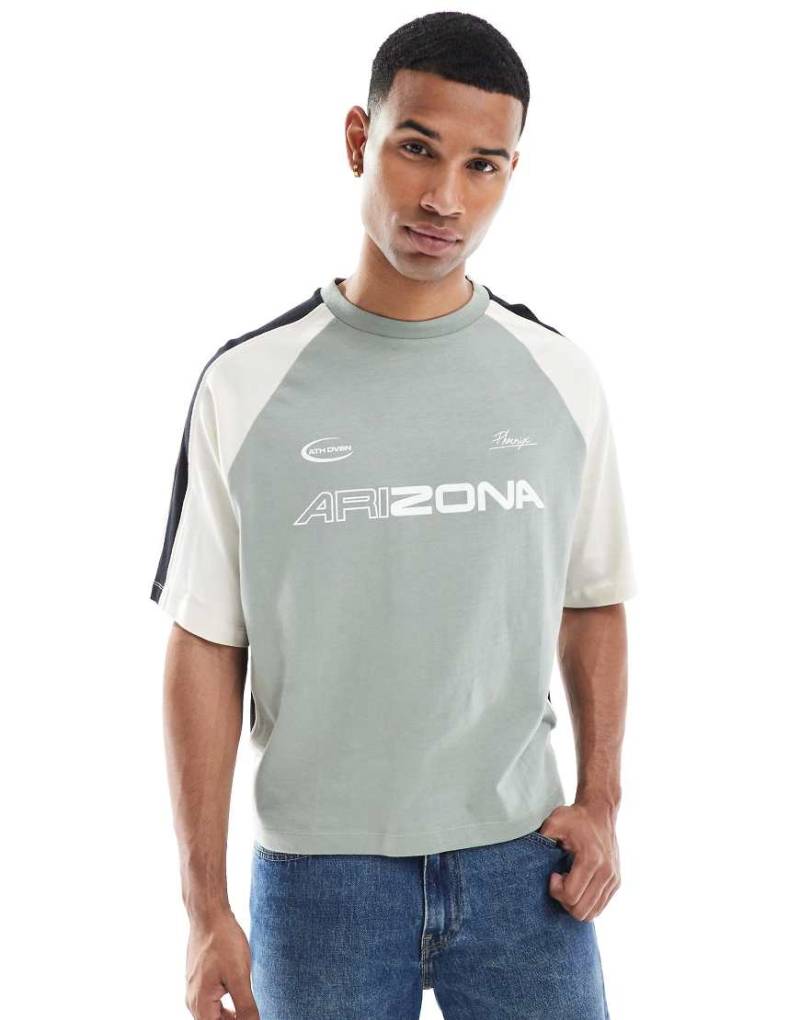 ASOS DESIGN - Kastiges Oversize-T-Shirt in Salbeigrün mit abgenähten Einsätzen und Sport-Grafikprints-Bunt von ASOS DESIGN