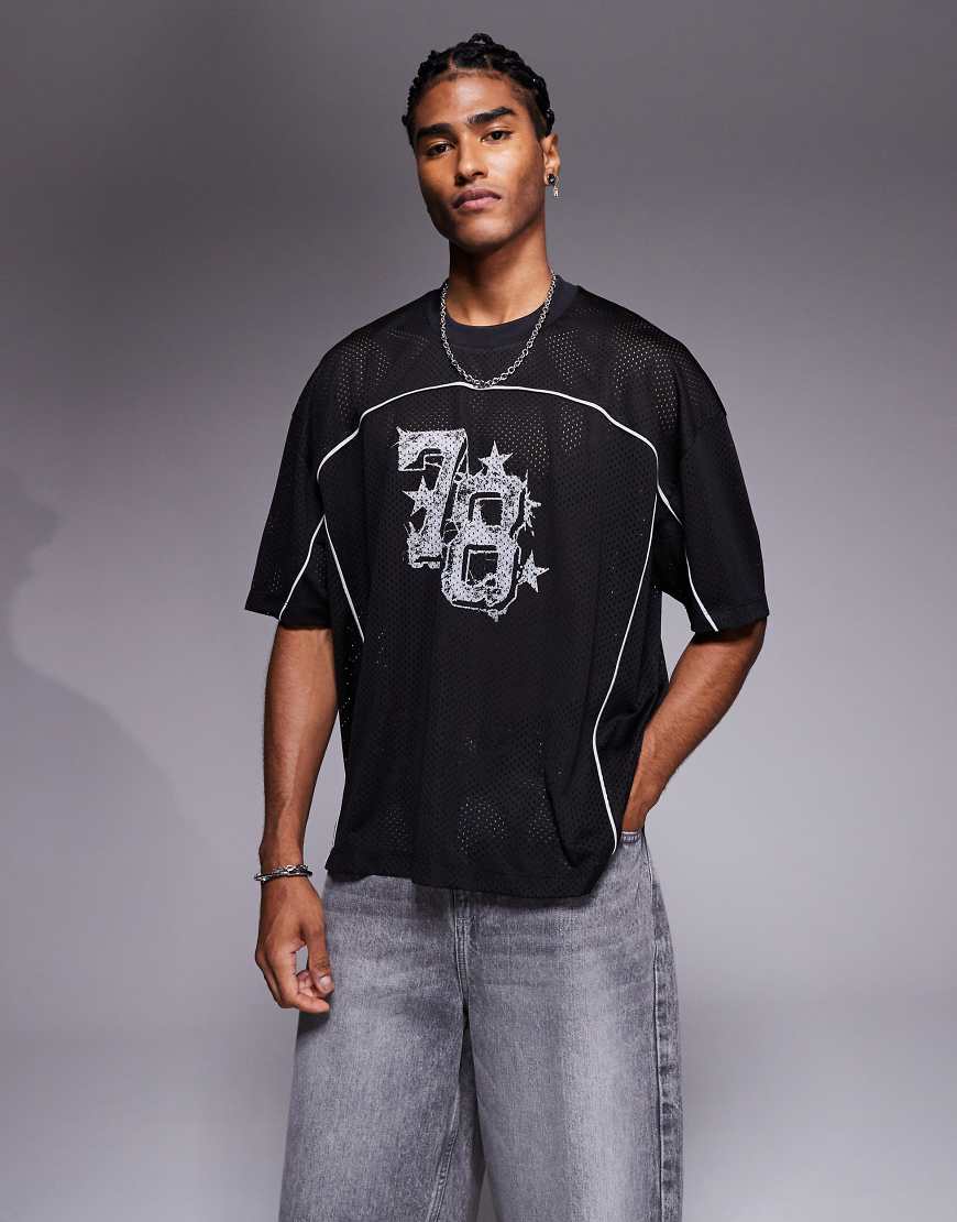 ASOS DESIGN - Kastiges Oversize-T-Shirt in Schwarz aus Airtex mit Paspelierung und Zahlen-Grafikprint ASOS DESIGN - Kastiges Oversize-T-Shirt in Schwarz aus Airtex mit Paspelierung und Zahlen-Grafikprint von ASOS DESIGN