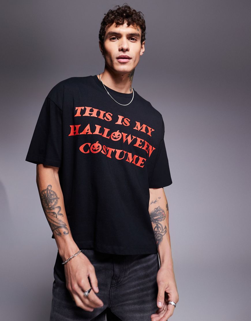 ASOS DESIGN - Kastiges Oversize-T-Shirt in Schwarz mit „Halloween"-Textprint ASOS DESIGN - Kastiges Oversize-T-Shirt in Schwarz mit „Halloween"-Textprint von ASOS DESIGN