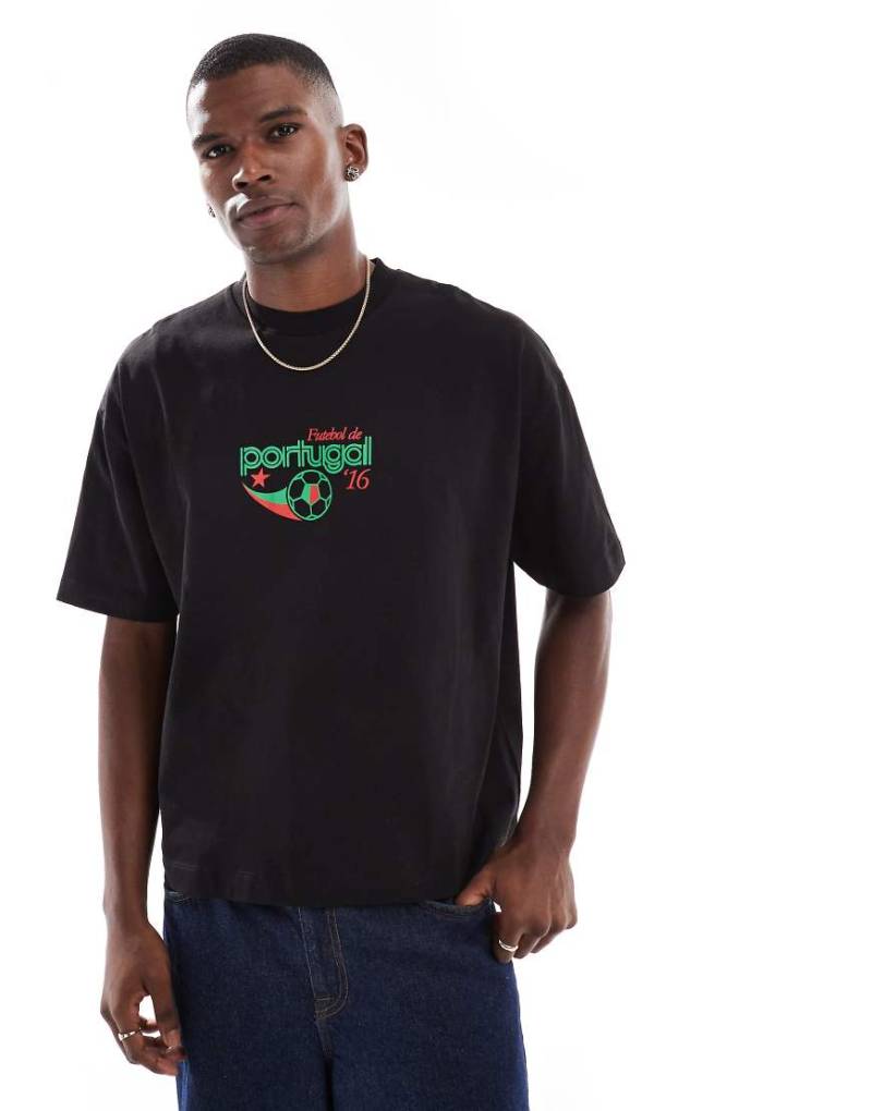 ASOS DESIGN - Kastiges Oversize-T-Shirt in Schwarz mit „Portugal"-Sport-Grafikprint von ASOS DESIGN