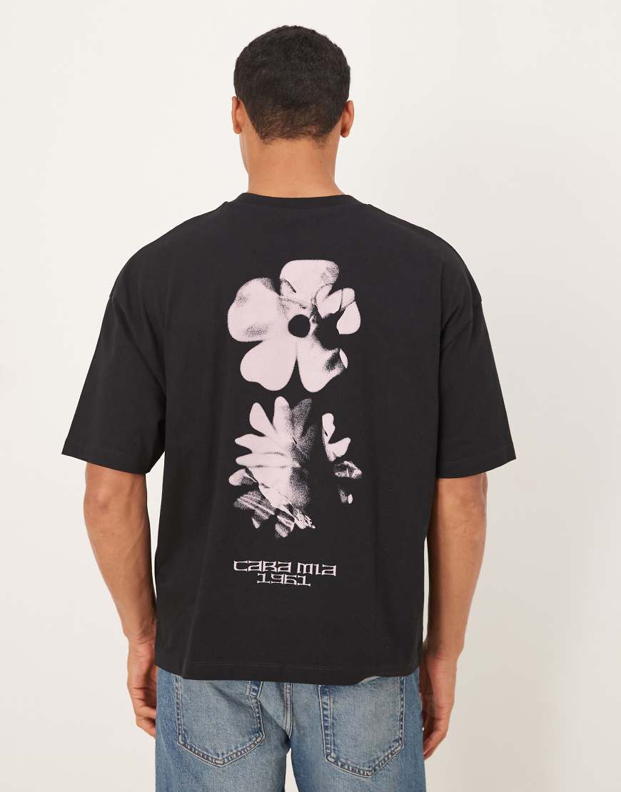 ASOS DESIGN - Kastiges Oversize-T-Shirt in Schwarz mit Blumen-Print von ASOS DESIGN
