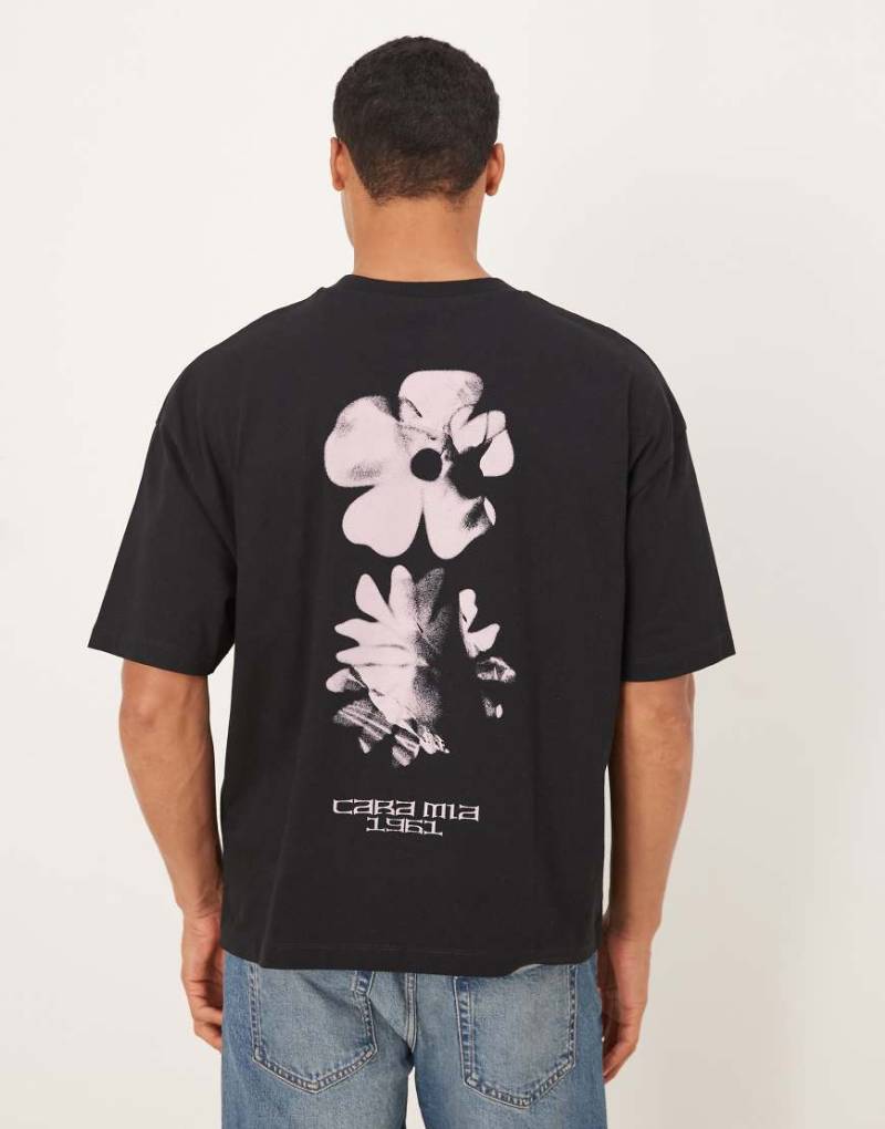 ASOS DESIGN - Kastiges Oversize-T-Shirt in Schwarz mit Blumen-Print von ASOS DESIGN
