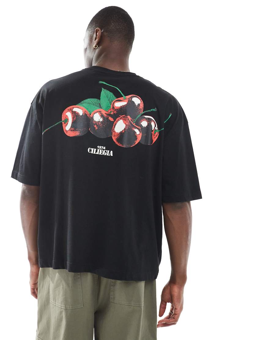 ASOS DESIGN - Kastiges Oversize-T-Shirt in Schwarz mit Kirsch-Print von ASOS DESIGN