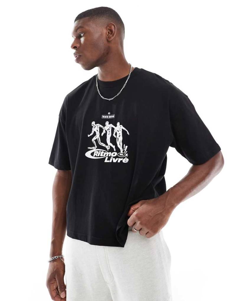 ASOS DESIGN - Kastiges Oversize-T-Shirt in Schwarz mit Lauf-Print von ASOS DESIGN