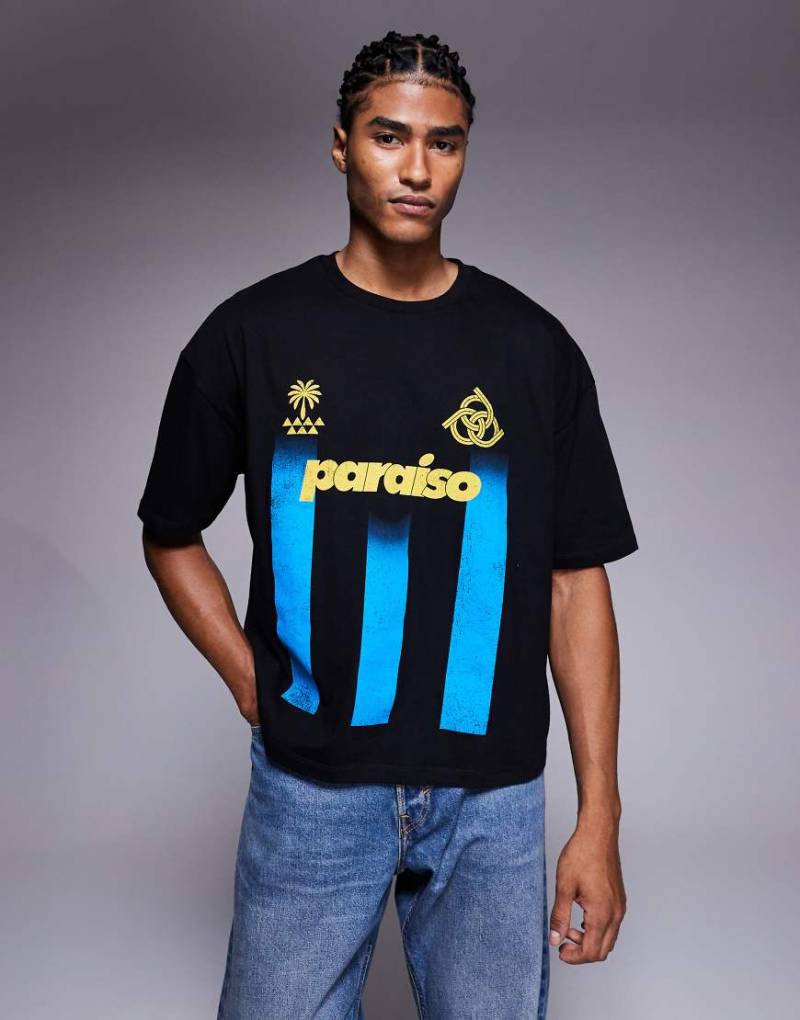 ASOS DESIGN - Kastiges Oversize-T-Shirt in Schwarz mit Streifen und Sport-Print von ASOS DESIGN