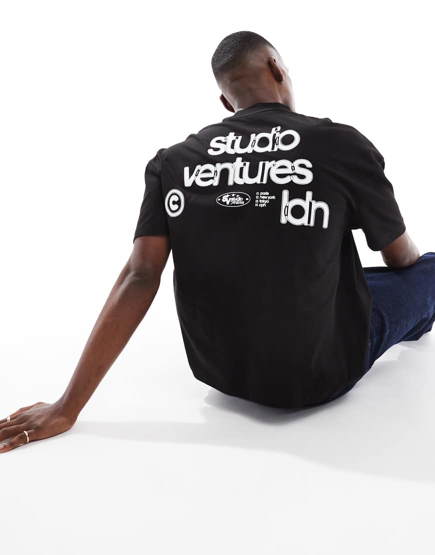 ASOS DESIGN - Kastiges Oversize-T-Shirt in Schwarz mit Text-Grafikprint ASOS DESIGN - Kastiges Oversize-T-Shirt in Schwarz mit Text-Grafikprint von ASOS DESIGN