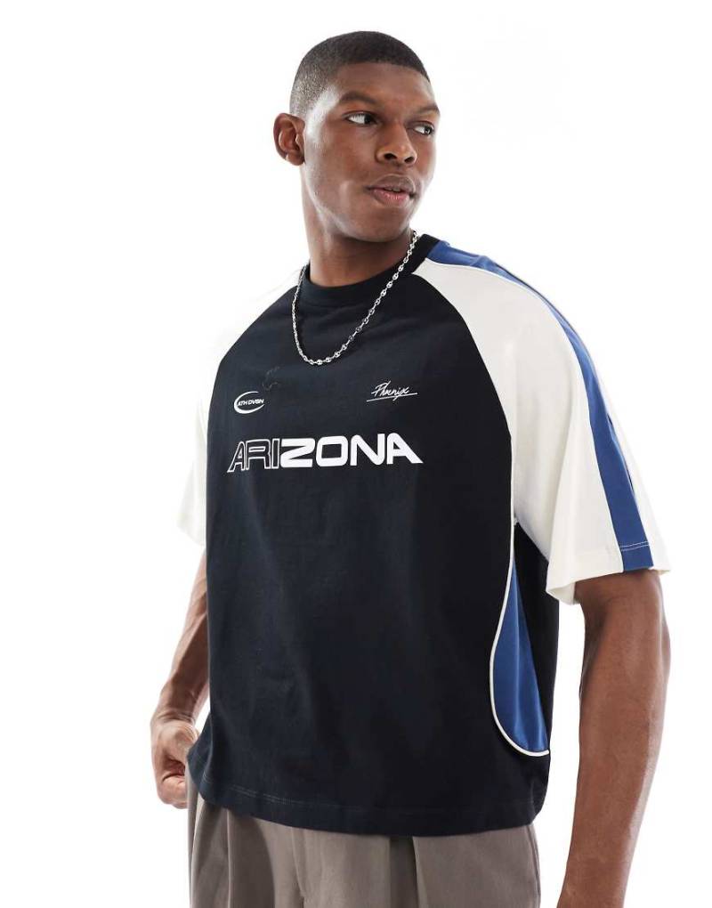 ASOS DESIGN - Kastiges Oversize-T-Shirt in Schwarz mit abgenähten Einsätzen und Sport-Prints-Bunt von ASOS DESIGN