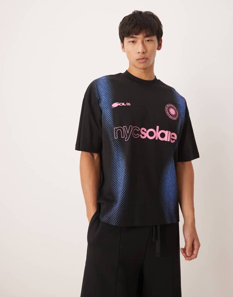 ASOS DESIGN - Kastiges Oversize-T-Shirt in Schwarz mit plastischem Sport-Print von ASOS DESIGN