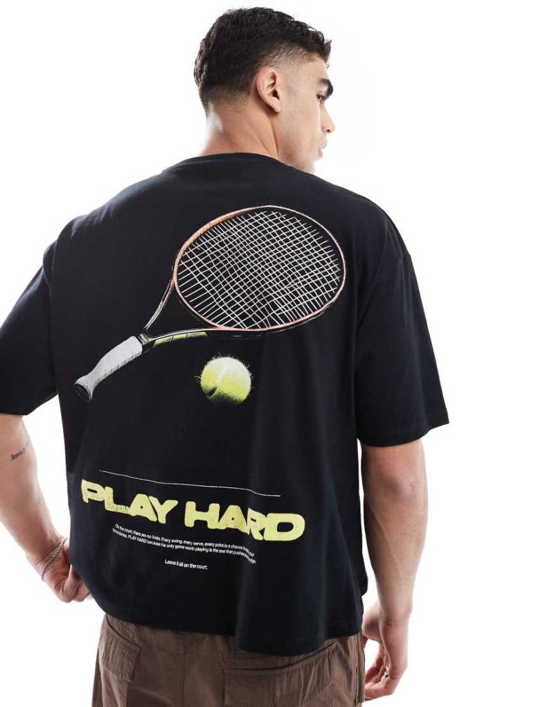 ASOS DESIGN - Kastiges Oversize-T-Shirt in Schwarz mit sportivem Grafikprint von ASOS DESIGN