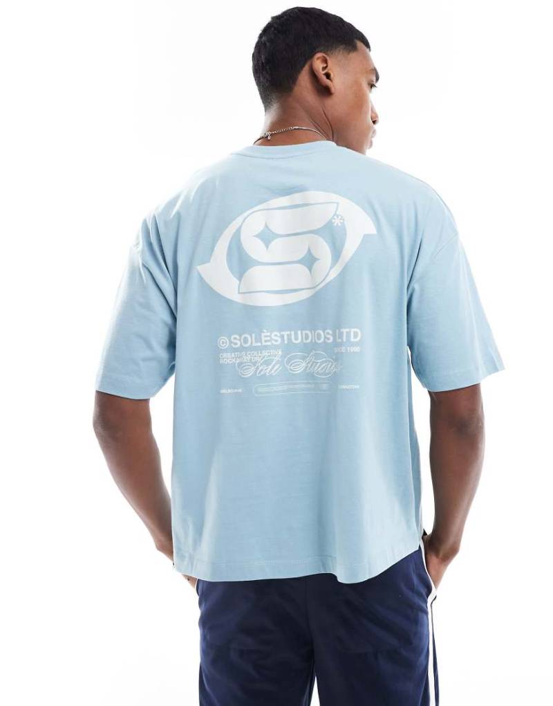 ASOS DESIGN - Kastiges Oversize-T-Shirt in Steinblau mit Street-Print von ASOS DESIGN