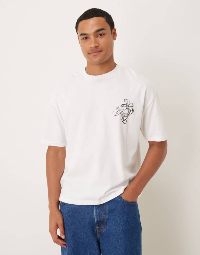 ASOS DESIGN - Kastiges Oversize-T-Shirt in Weiß mit Blumenmotiv-Grafik auf der Brust von ASOS DESIGN