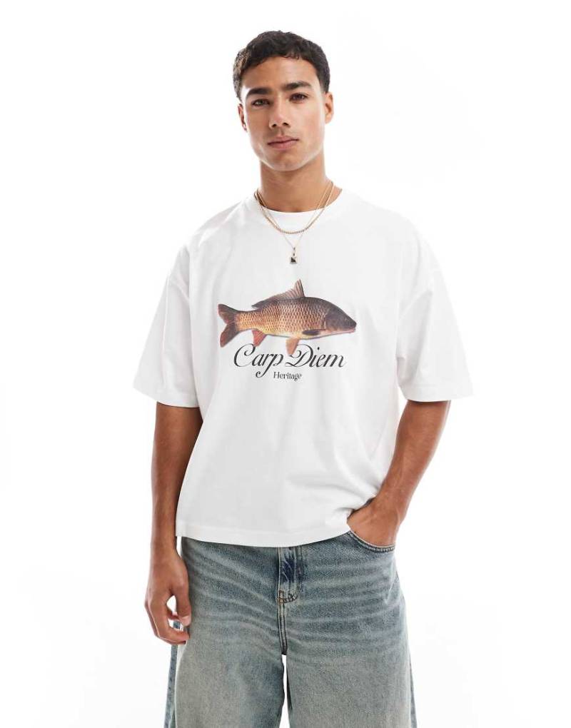 ASOS DESIGN - Kastiges Oversize-T-Shirt in Weiß mit Cartoon-Print von ASOS DESIGN