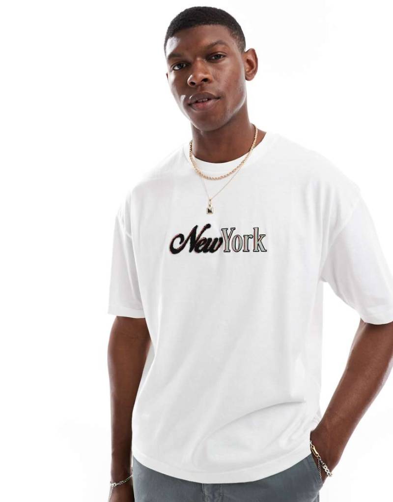 ASOS DESIGN - Kastiges Oversize-T-Shirt in Weiß mit City-Applikation vorn von ASOS DESIGN