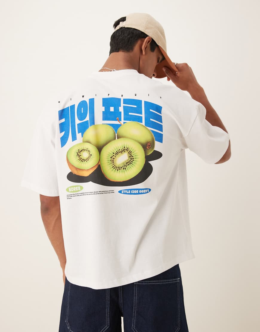 ASOS DESIGN - Kastiges Oversize-T-Shirt in Weiß mit Kiwi-Rückenprint, 220 g/m² von ASOS DESIGN