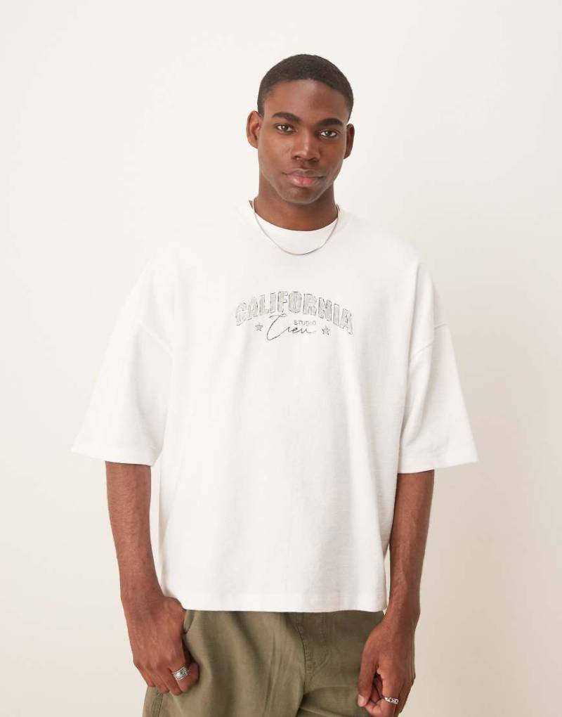 ASOS DESIGN - Kastiges Oversize-T-Shirt in Weiß mit Print von ASOS DESIGN