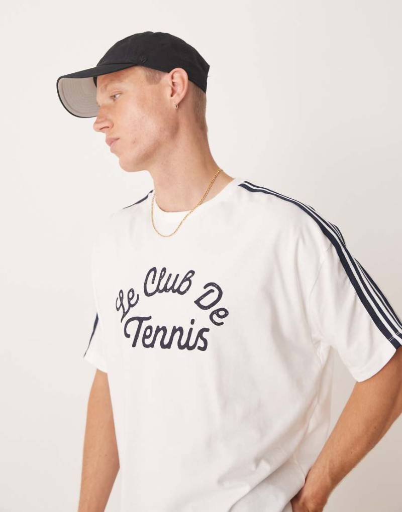 ASOS DESIGN - Kastiges Oversize-T-Shirt in Weiß mit Sport-Grafikprint und Zierstreifen ASOS DESIGN - Kastiges Oversize-T-Shirt in Weiß mit Sport-Grafikprint und Zierstreifen von ASOS DESIGN