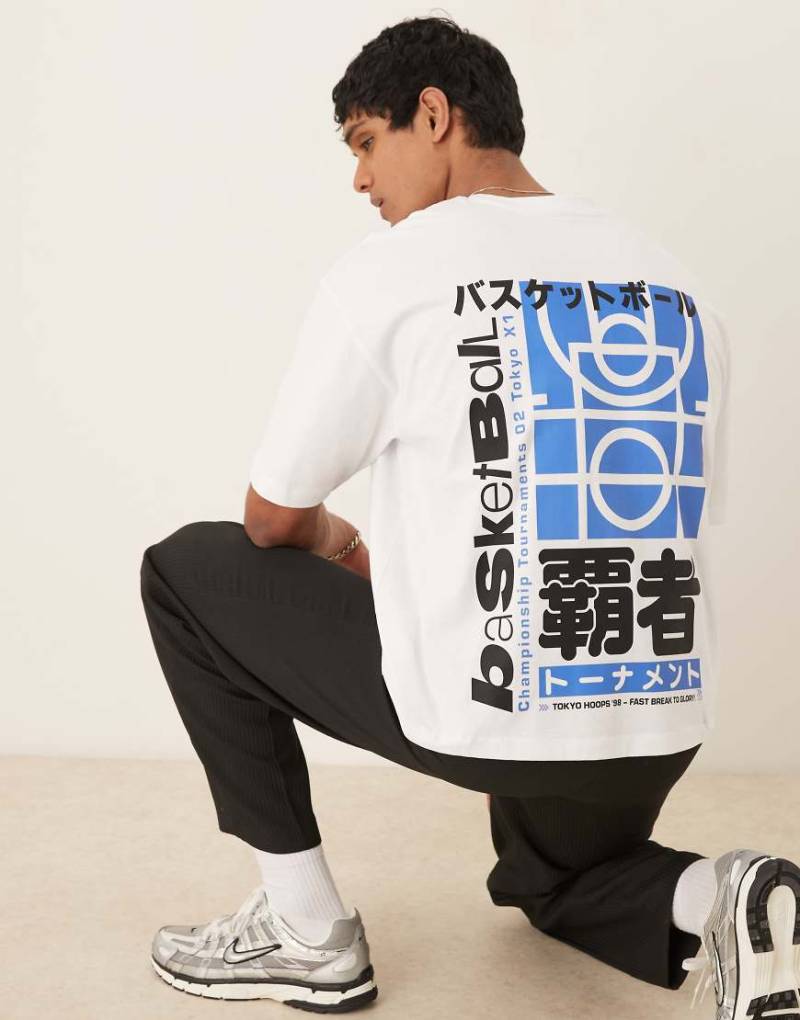 ASOS DESIGN - Kastiges Oversize-T-Shirt in Weiß mit Sport-Print von ASOS DESIGN