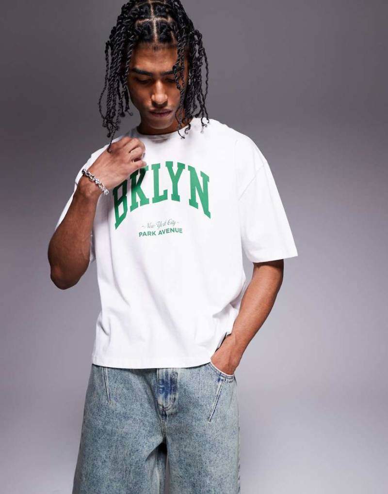 ASOS DESIGN - Kastiges Oversize-T-Shirt in Weiß mit Stadtnamen-Grafikprint von ASOS DESIGN