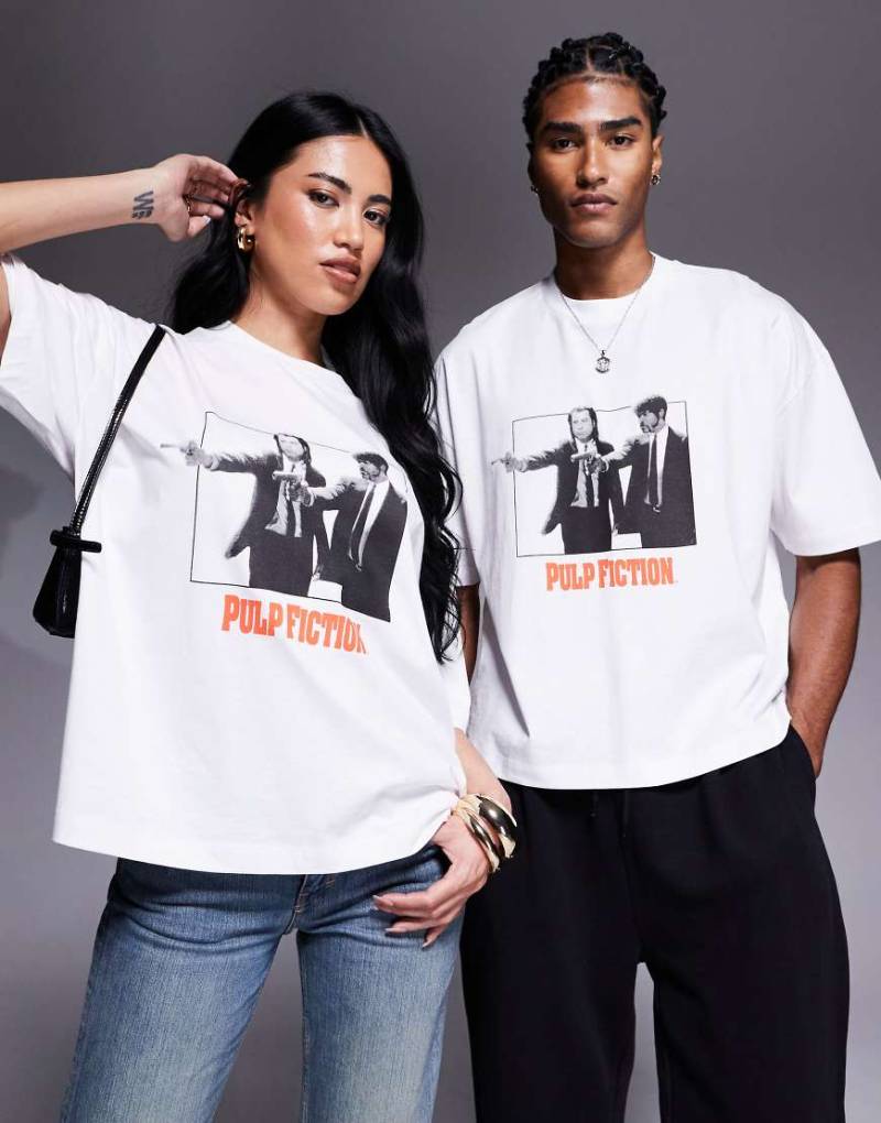ASOS DESIGN - Kastiges Oversize-T-Shirt in Weiß mit Unisex-Schnitt und Pulp-Fiction-Print von ASOS DESIGN