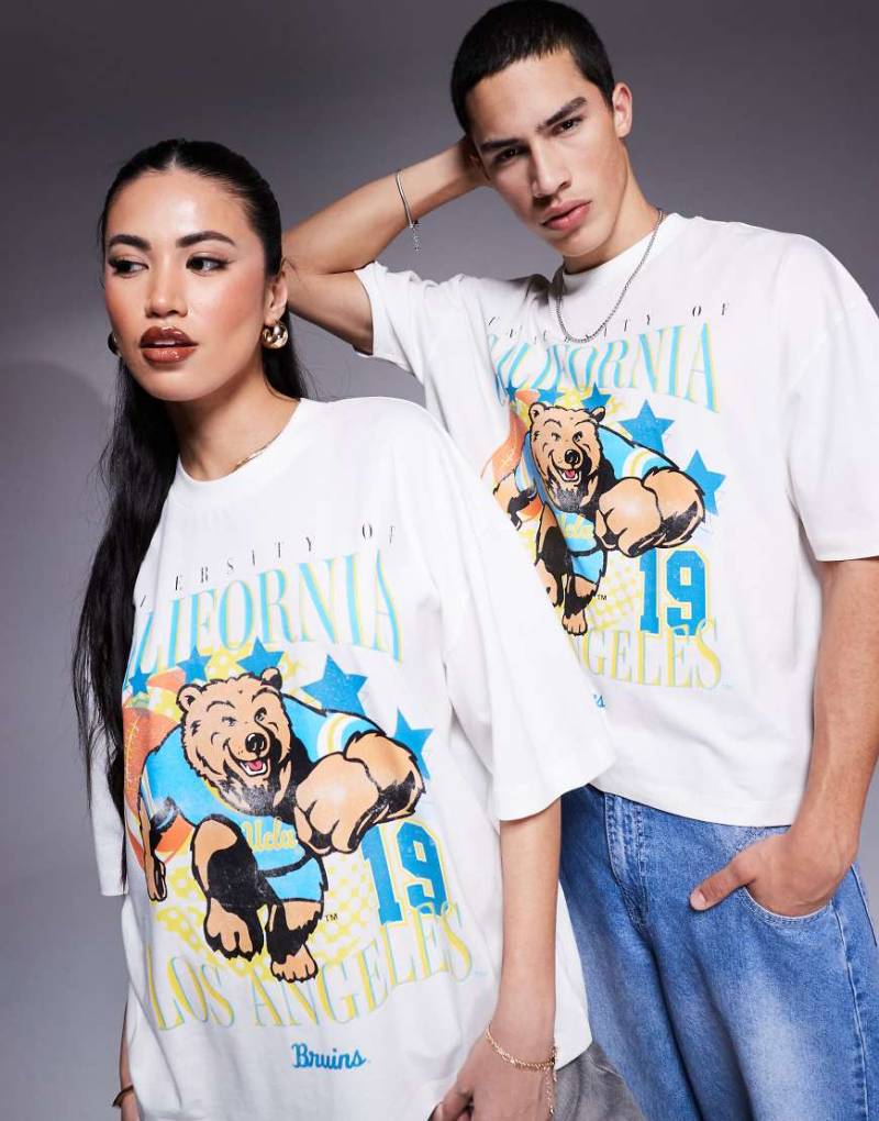 ASOS DESIGN - Kastiges Oversize-T-Shirt in Weiß mit University of California-Print, unisex von ASOS DESIGN