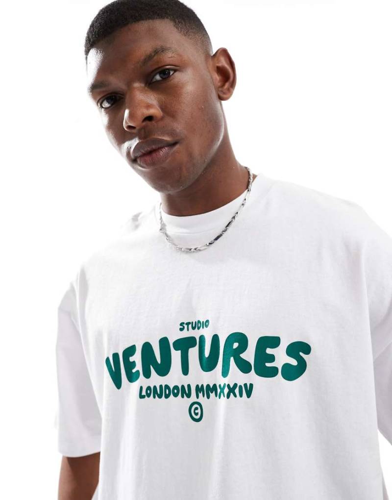 ASOS DESIGN - Kastiges Oversize-T-Shirt in Weiß mit plastischer Textgrafik von ASOS DESIGN