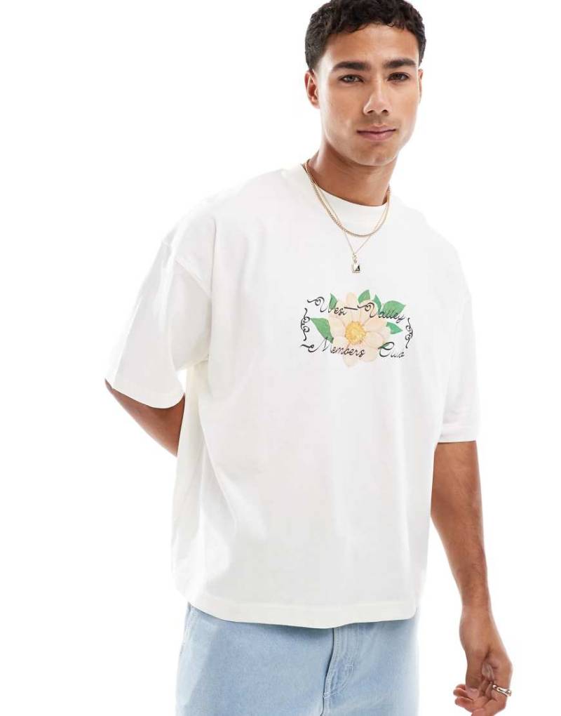 ASOS DESIGN - Kastiges Oversize-T-Shirt in Wollweiß mit Blumen-Grafikprint von ASOS DESIGN