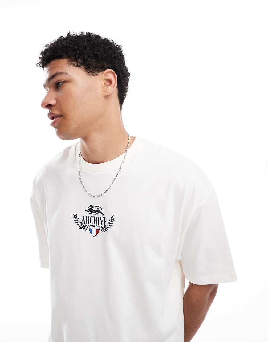 ASOS DESIGN - Kastiges Oversize-T-Shirt in Wollweiß mit City-Grafikprint ASOS DESIGN - Kastiges Oversize-T-Shirt in Wollweiß mit City-Grafikprint von ASOS DESIGN