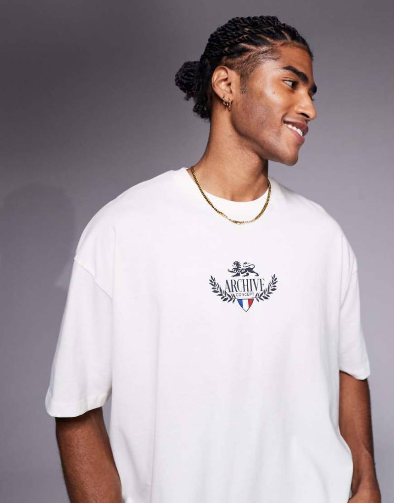 ASOS DESIGN - Kastiges Oversize-T-Shirt in Wollweiß mit City-Grafikprint von ASOS DESIGN