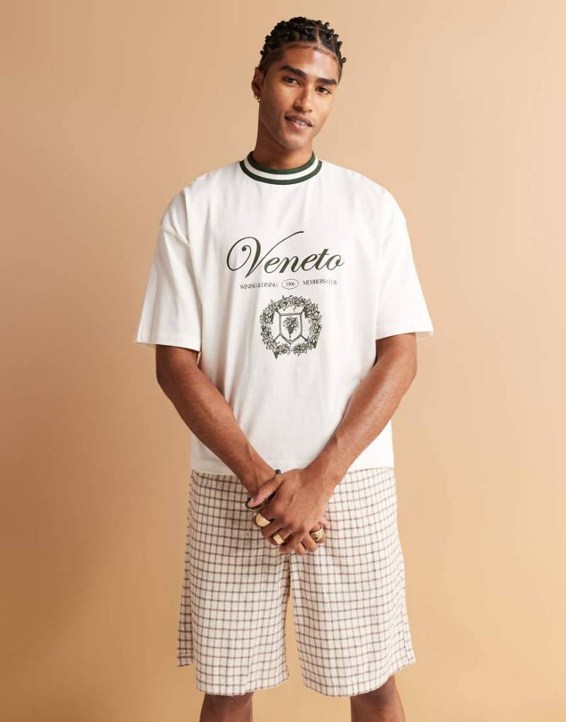 ASOS DESIGN - Kastiges Oversize-T-Shirt in Wollweiß mit City-Grafikprint von ASOS DESIGN