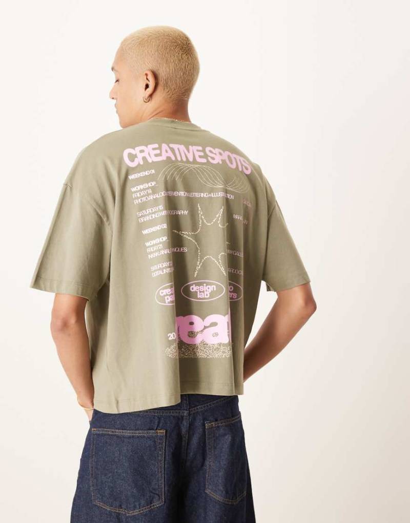 ASOS DESIGN - Kastiges Oversize-T-Shirt in hellem Khaki mit Grafik auf der Vorder- und Rückseite-Grün von ASOS DESIGN